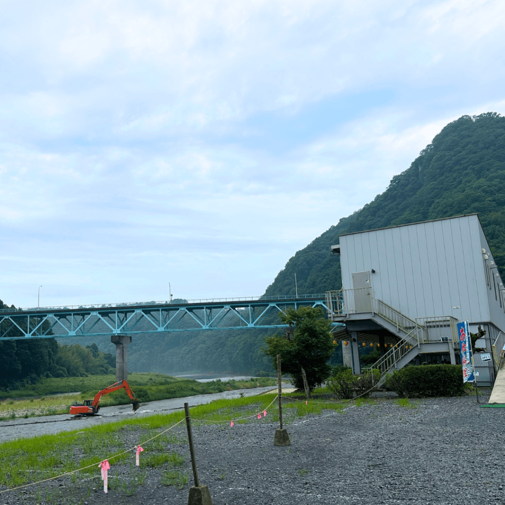 大瀬観光やな食事処の外観と大瀬橋