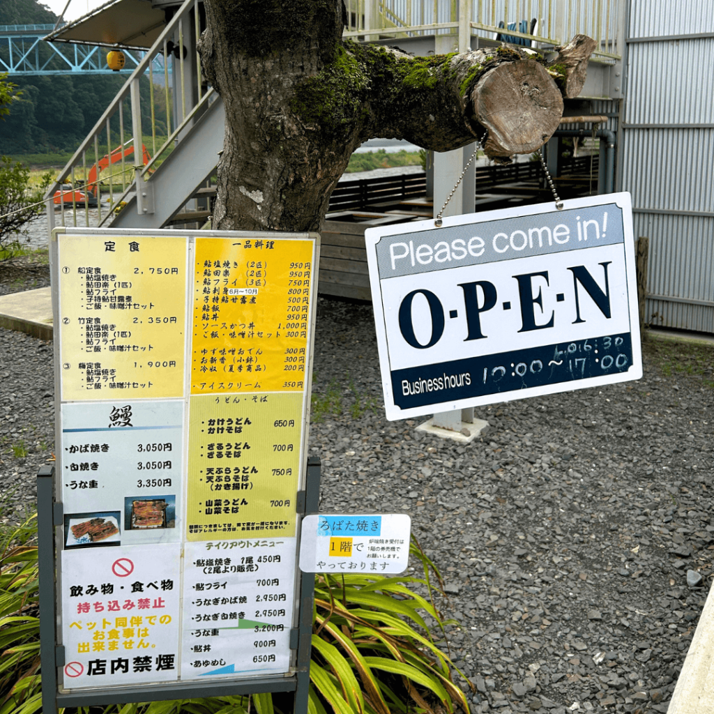 建物入口の看板とメニュー