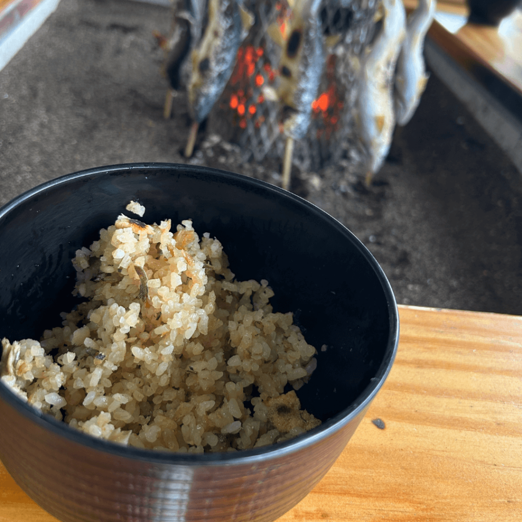 鮎が焼けるまでに鮎ご飯