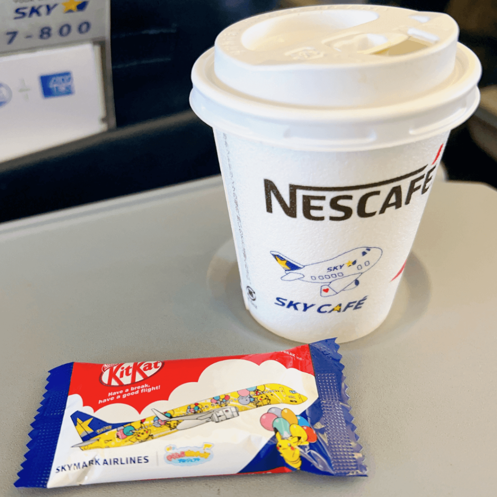 サービスのコーヒーとキットカット