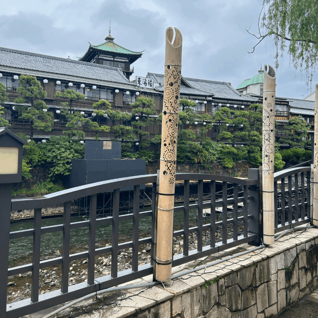 川沿いに見える東海館!