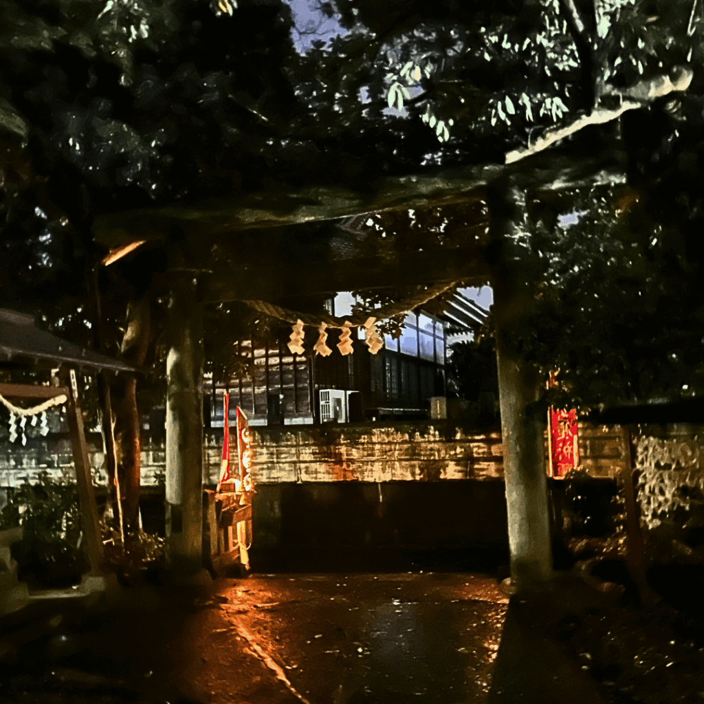 夜の音無神社の鳥居
