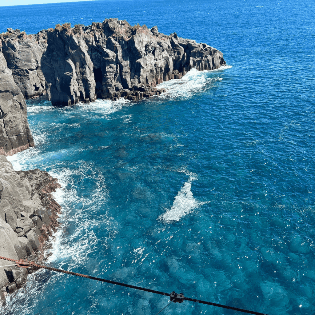 キレイな海と海蝕崖