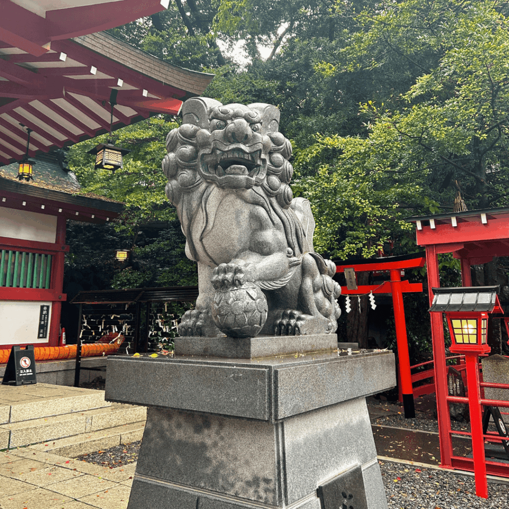 本殿にいる狛犬さん(右)