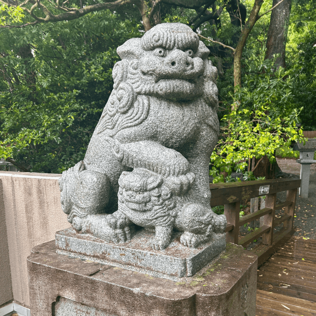 杜の屋上の狛犬さん(左)
