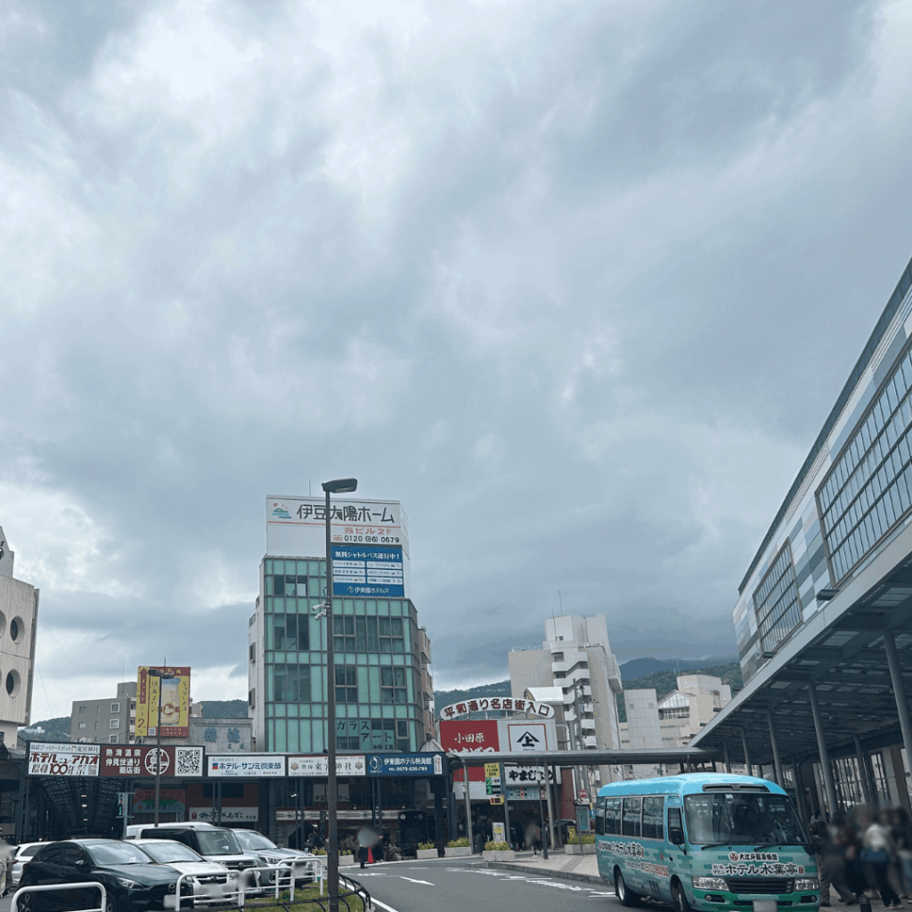 熱海駅前!曇天!