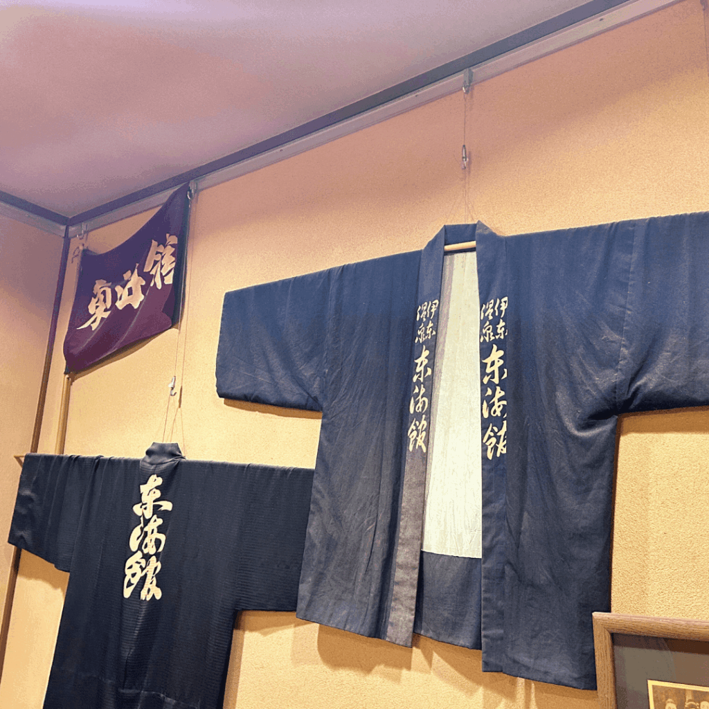 当時の従業員さんが着てたんですかね