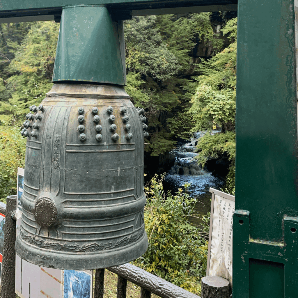 幸運の鐘と濃溝の滝