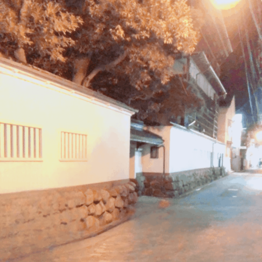 白い壁と石垣が良い雰囲気