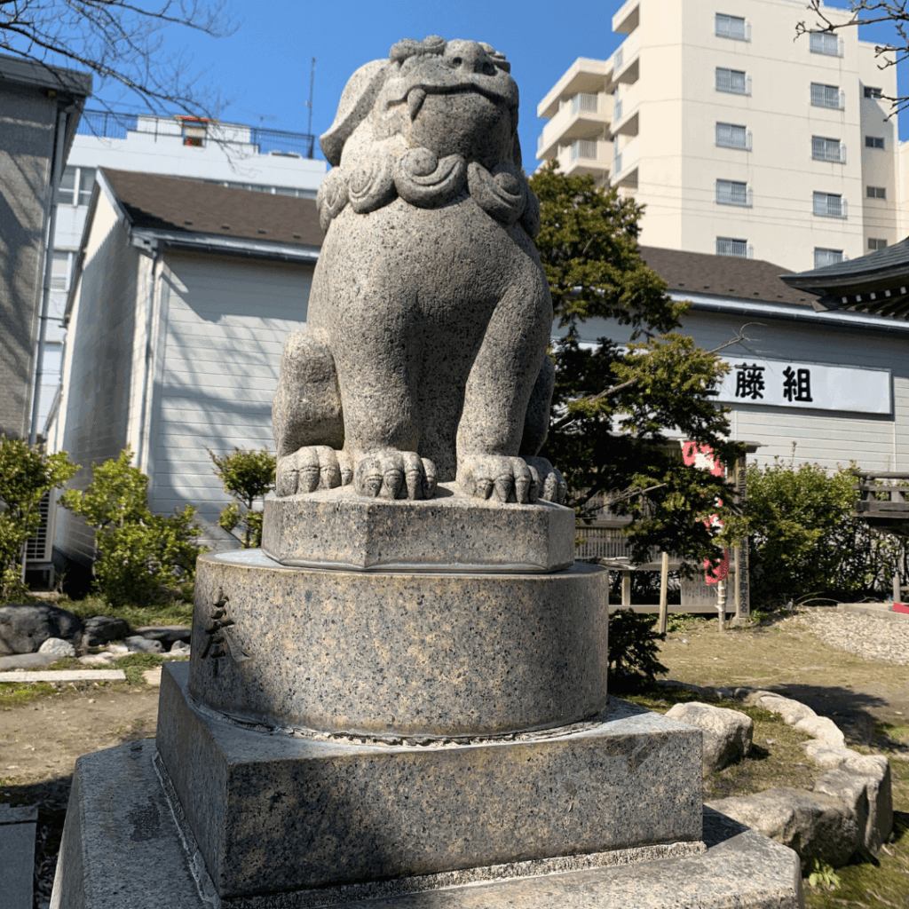 左側の願懸け高麗犬