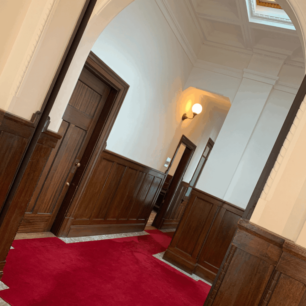 木と赤い絨毯が良い