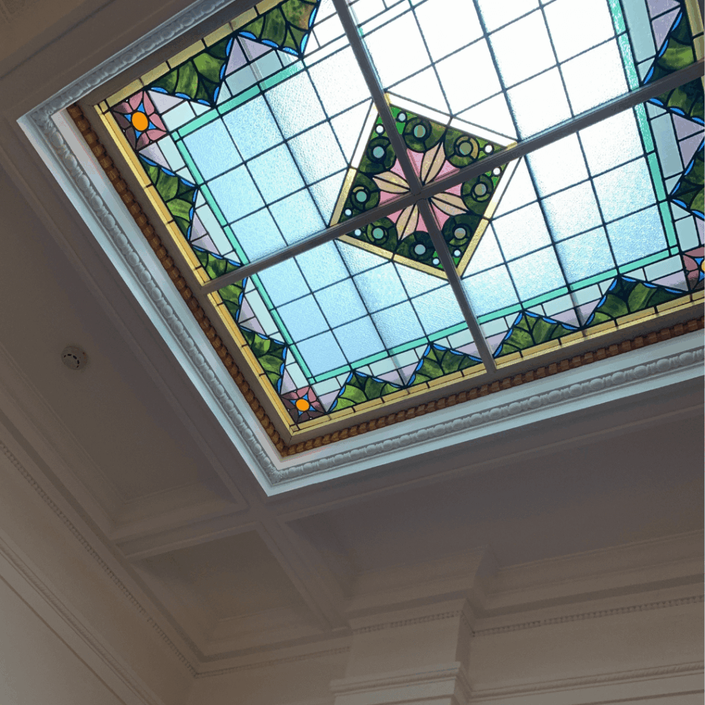 ステンドグラスの採光窓