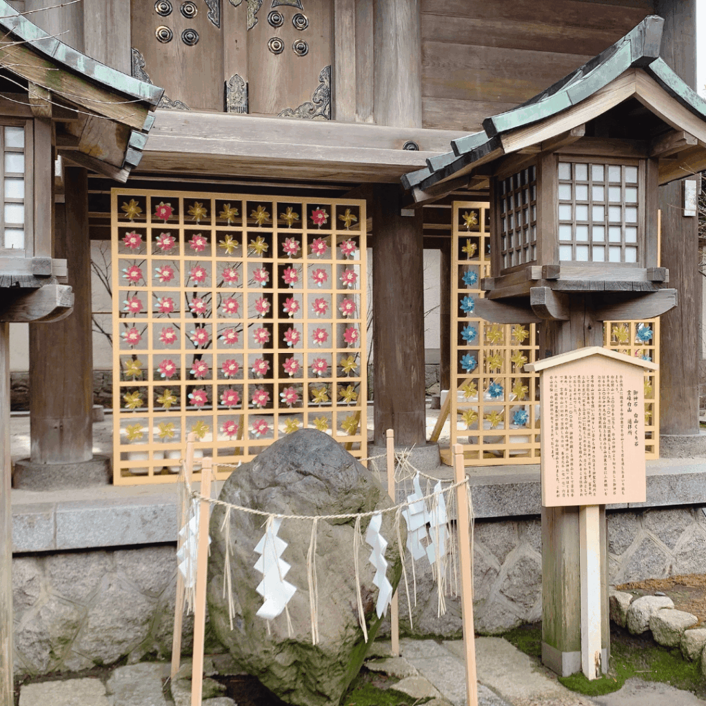 御稲御倉と白山くくり石