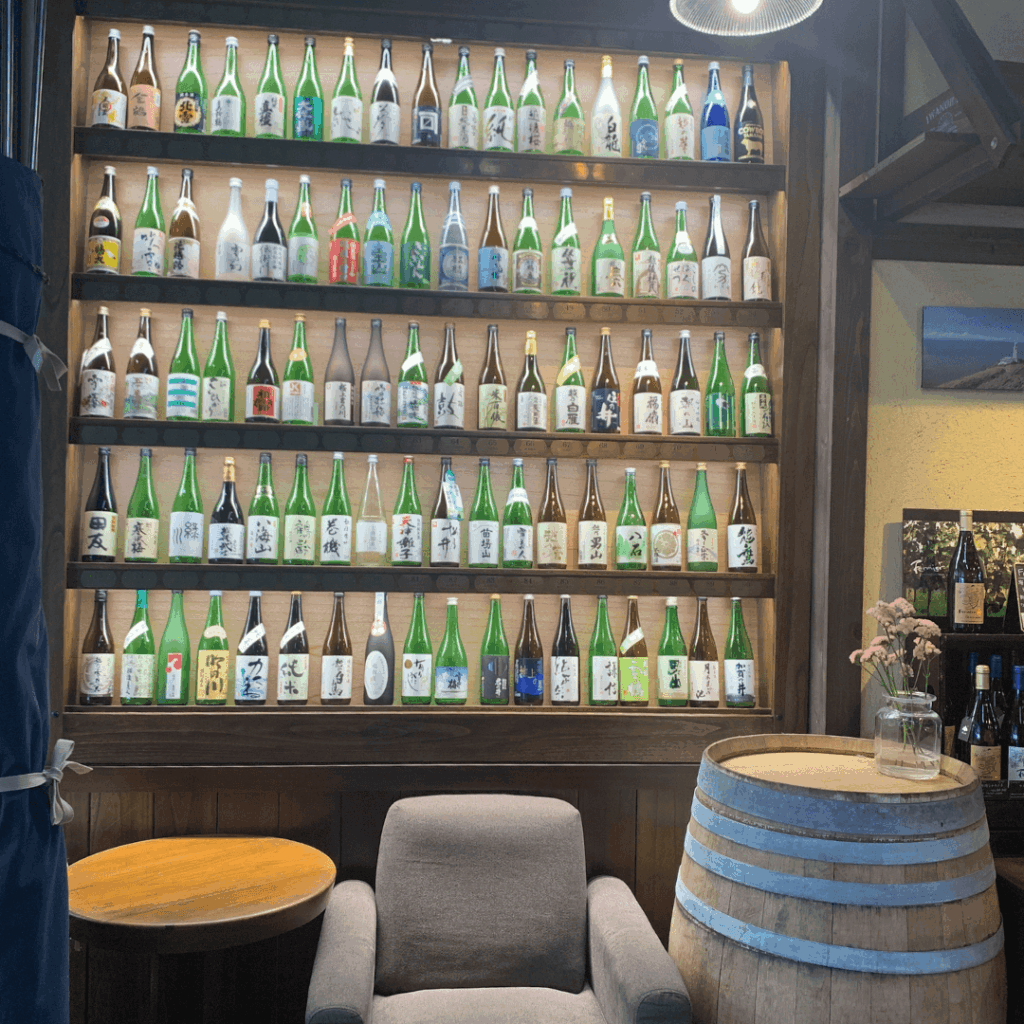 壁一面の日本酒のボトル