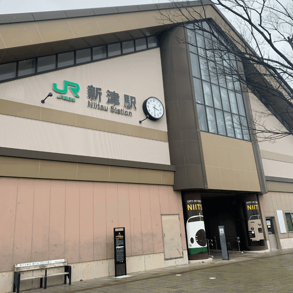 新津駅ホームの外観！