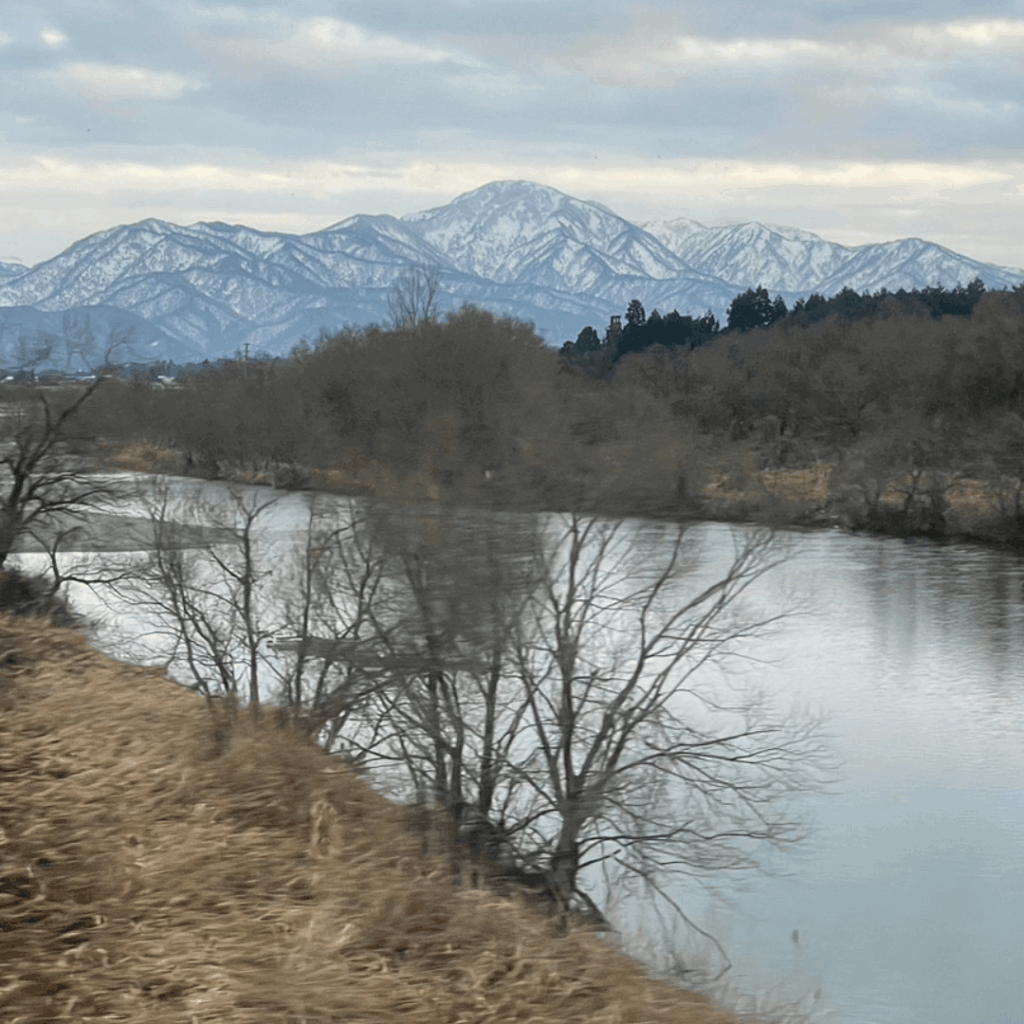 電車で見える阿賀野川の景色