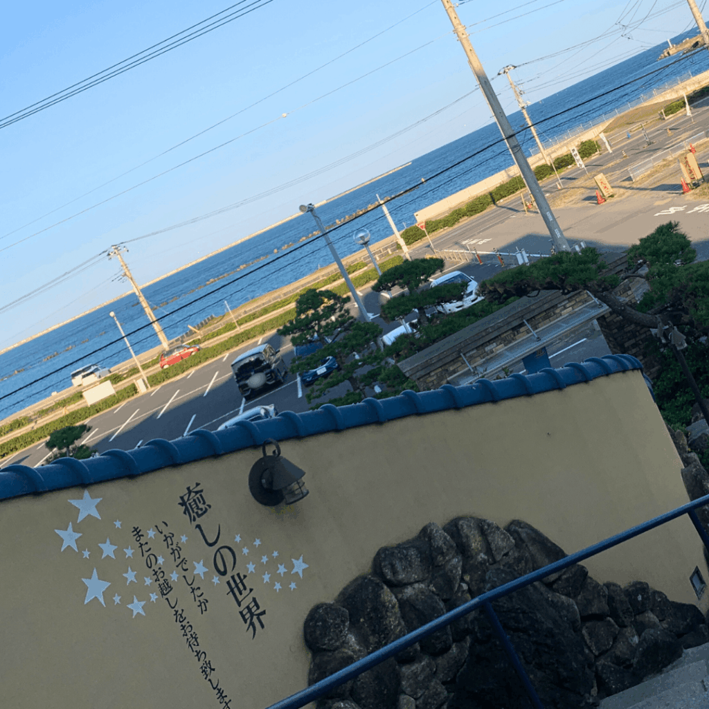 入口から海が見えます