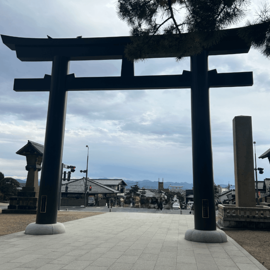 遠くに一の鳥居が見えます