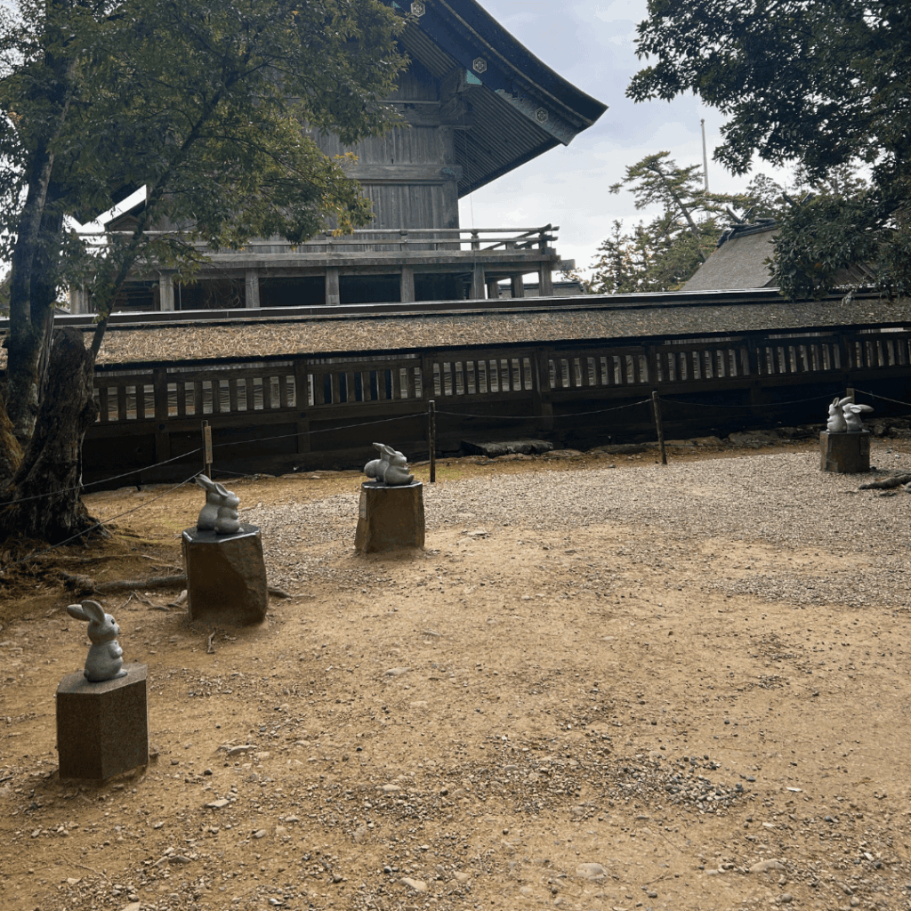 拝殿を裏からのぞむ兎さん