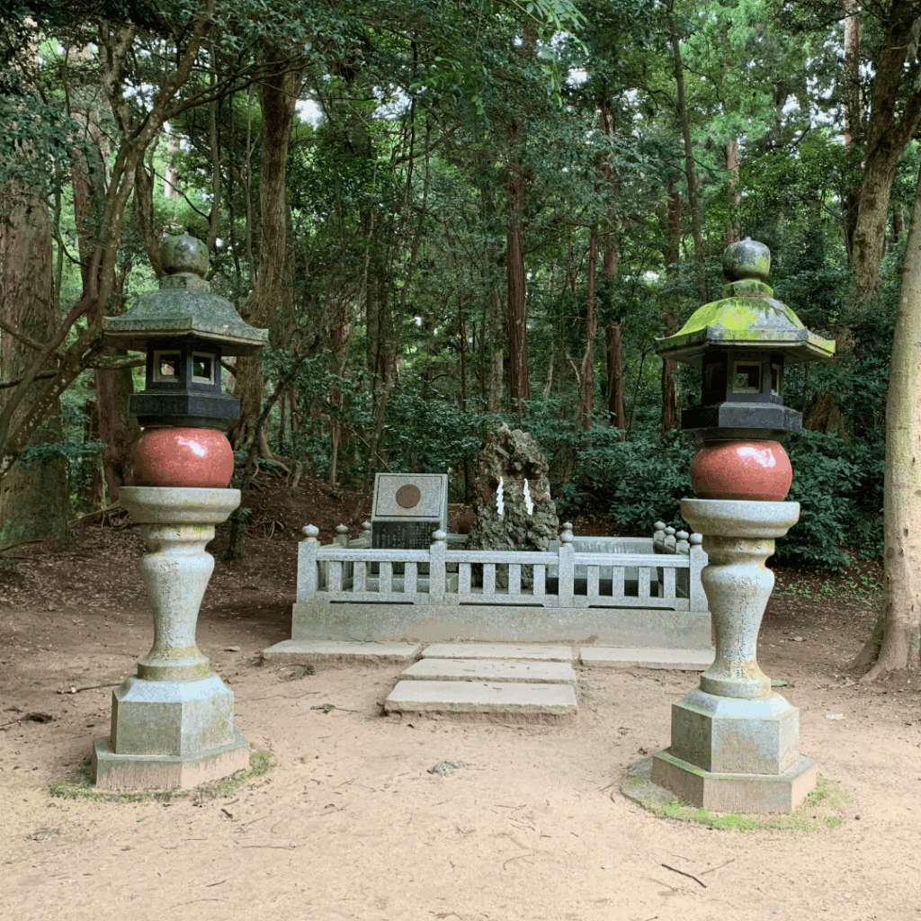 さざれ石と灯篭