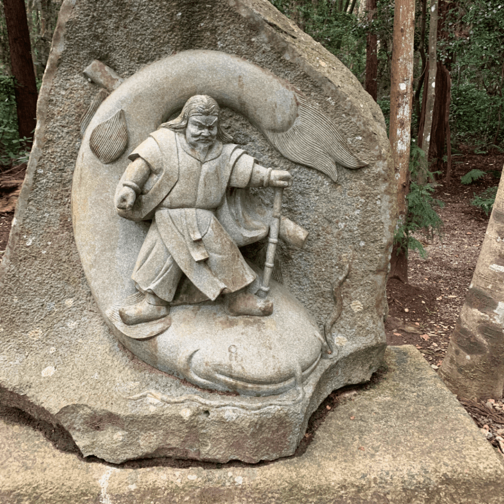 ナマズを抑える武甕槌石造