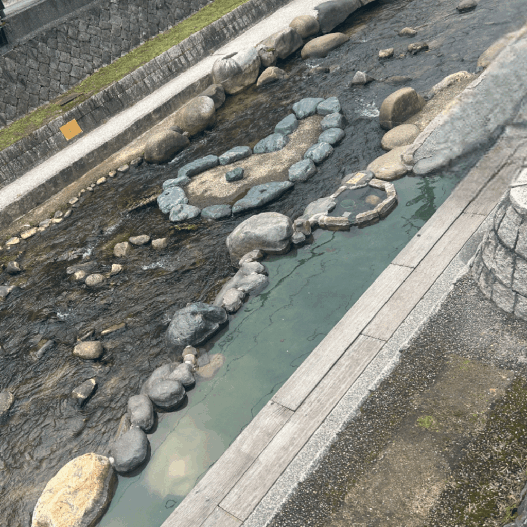 まがたまの小島と足湯