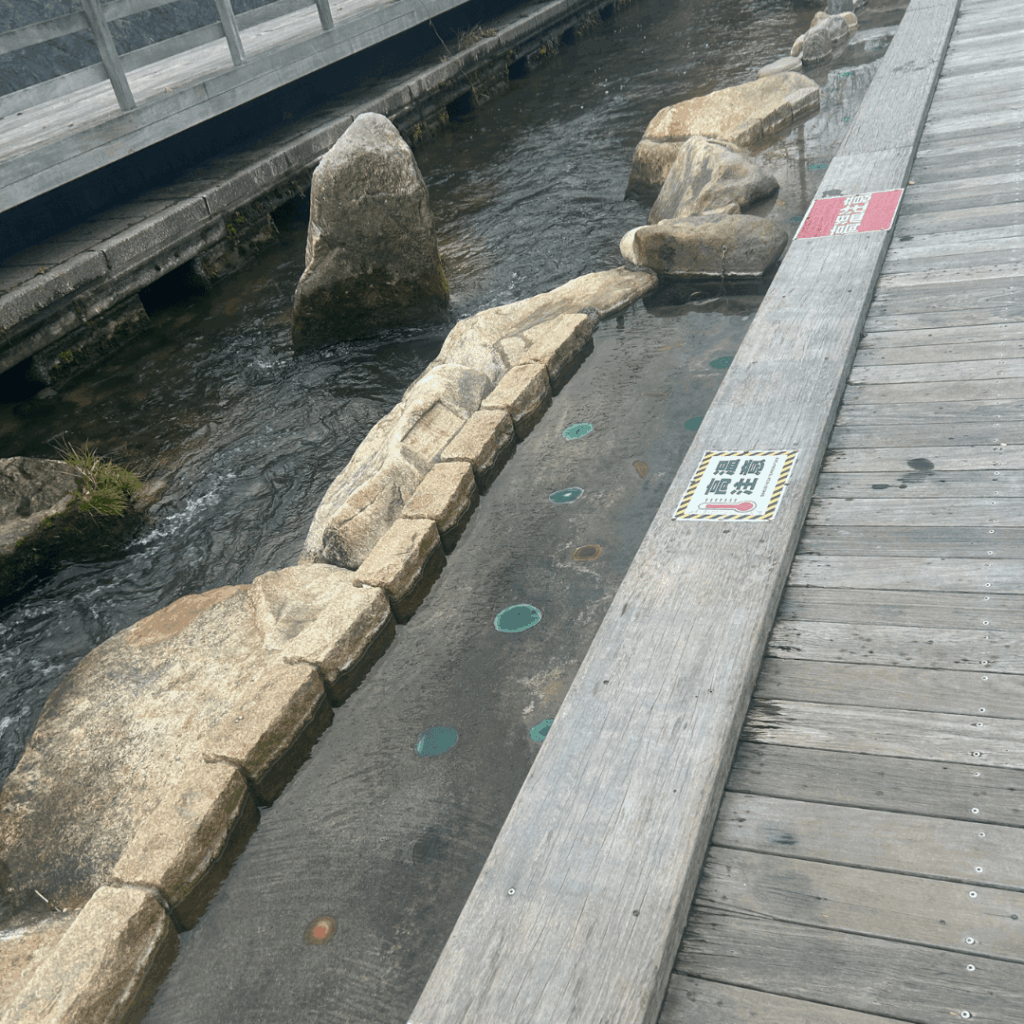 めのうが埋め込まれた足湯