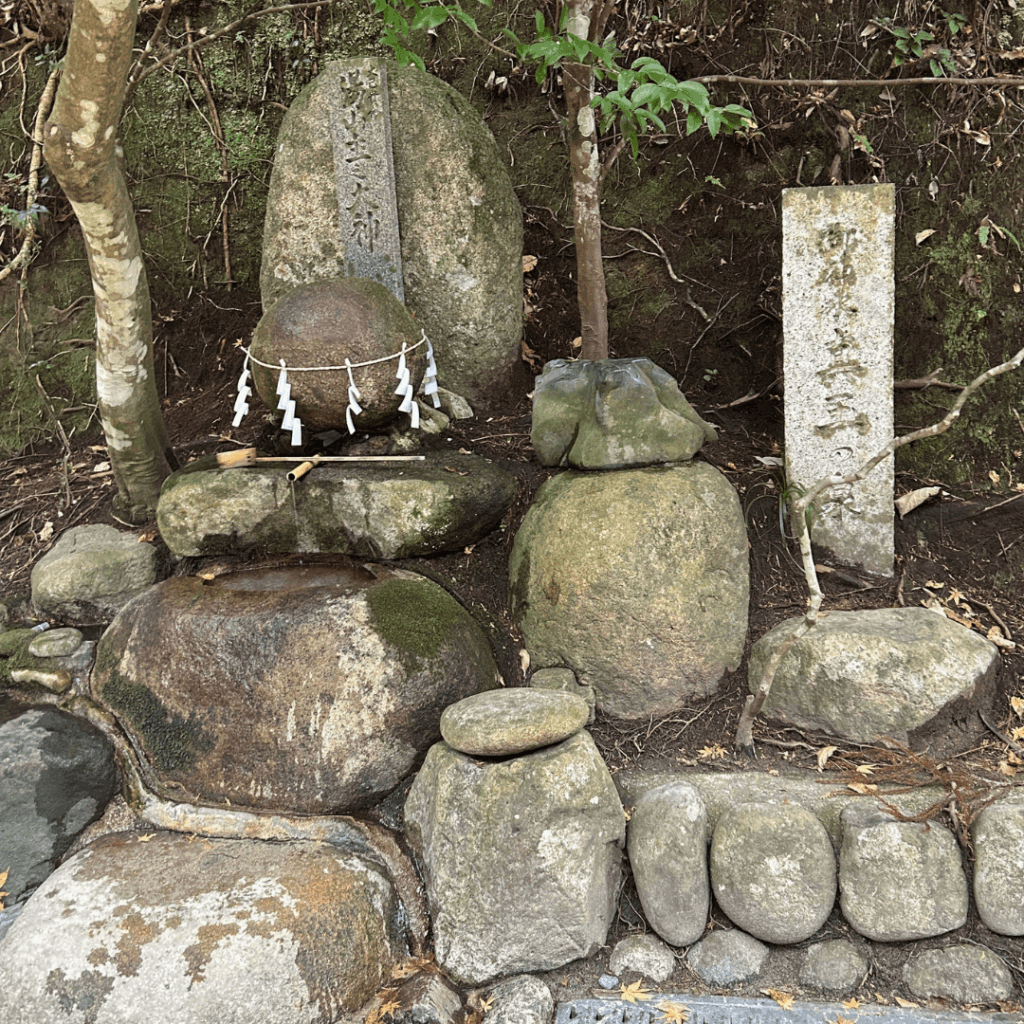 叶い石と御神水