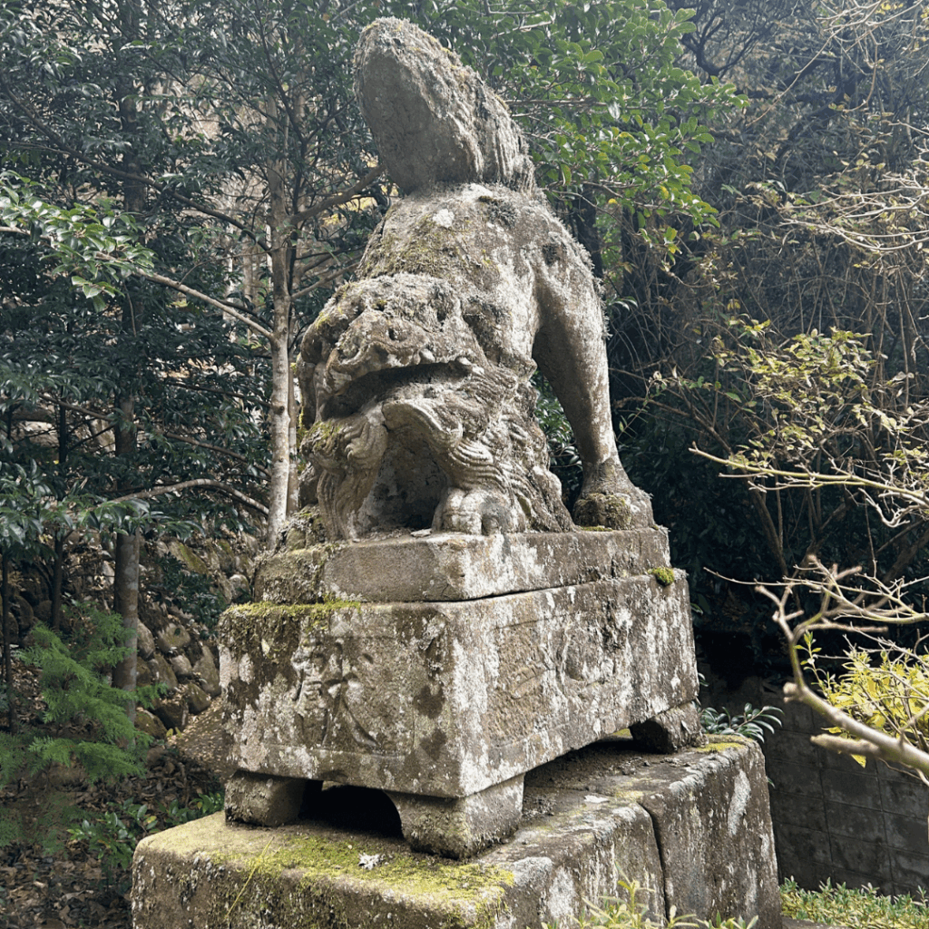 出雲玉作跡出土品収蔵庫前の狛犬様(右)