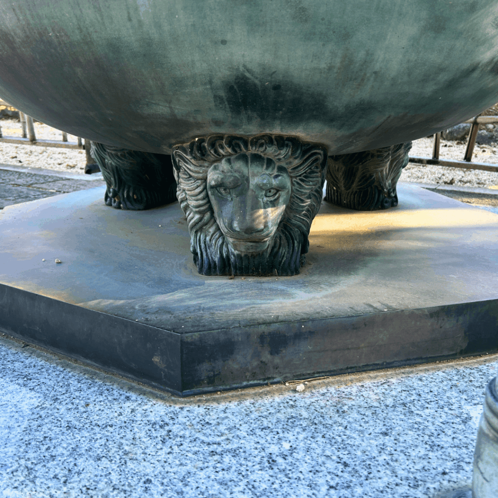 香炉は獅子が支えてます