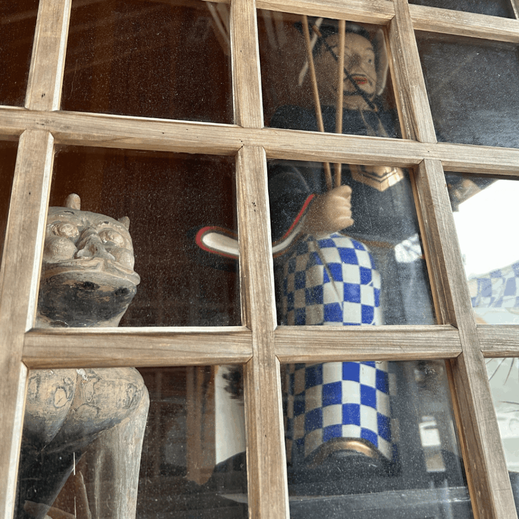 随神像(右)と木造の狛犬