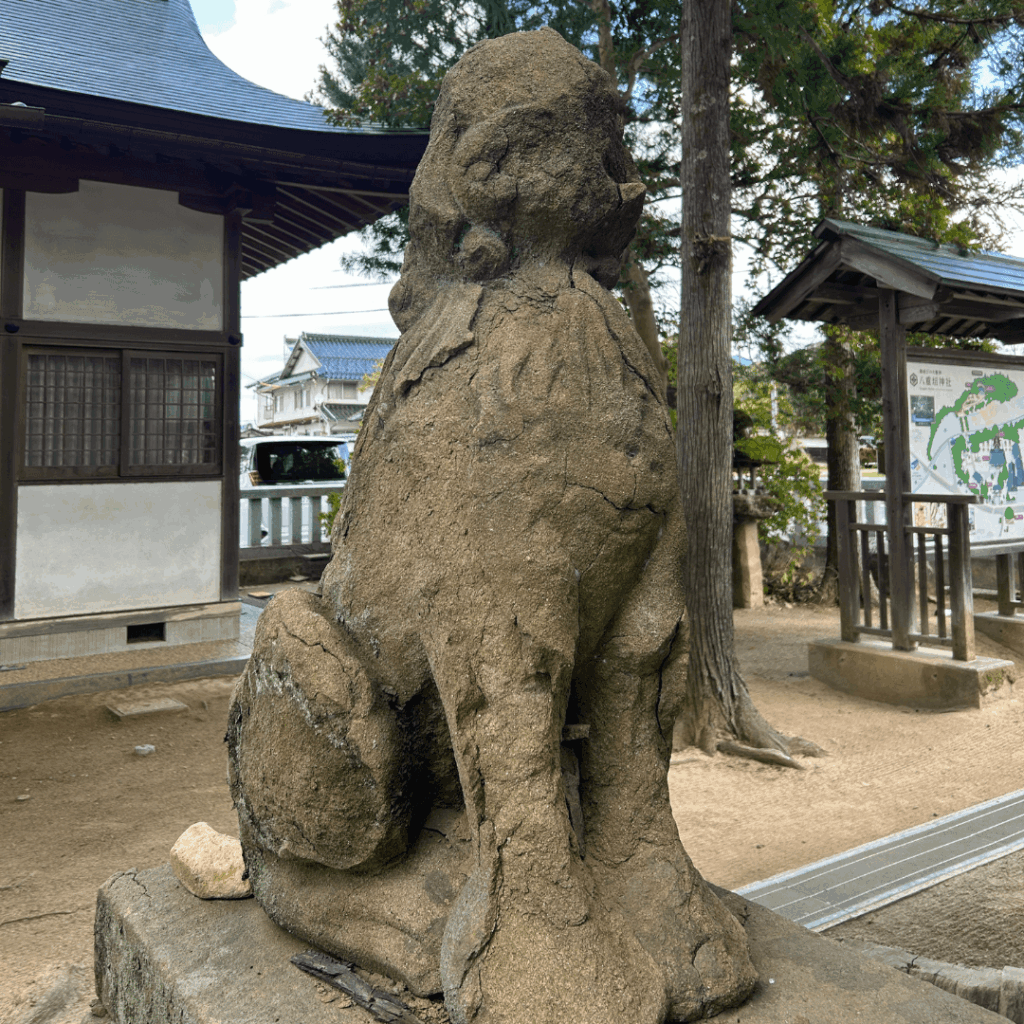 随神門の奥の狛犬